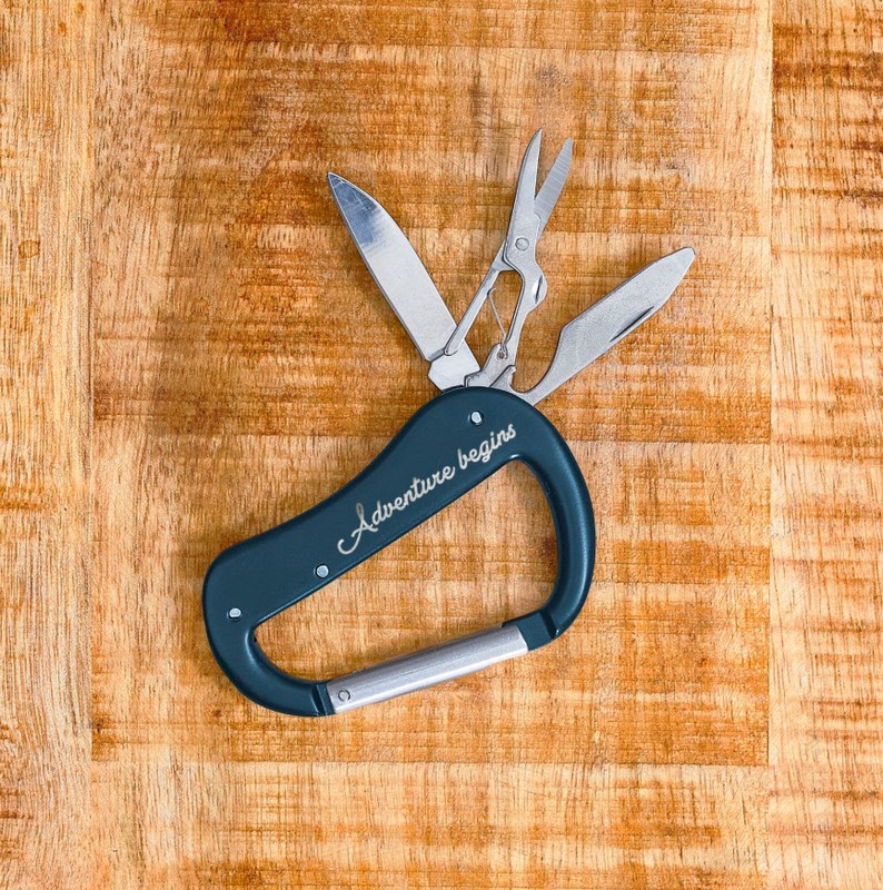 Portachiavi moschettone multiutensile 5 in 1 con lima, apribottiglie, coltello e forbici, per un classico regalo uomo